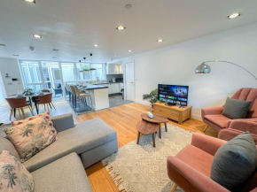 Spacious 3-bedroom flat in Holloway with unique central patio with FREE Wi-Fi